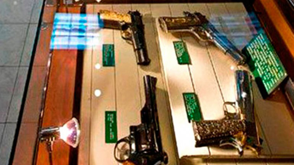 墨西哥毒梟古斯曼收藏的黃金手槍(網(wǎng)頁截圖) 墨西哥毒梟古斯曼收藏的黃金手槍(網(wǎng)頁截圖)