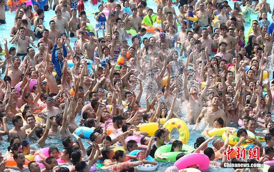 8月1日，民眾扎堆在南京湯山歡樂(lè)水魔方水上樂(lè)園戲水，享受“冰火兩重天”的涼爽和激情。連日來(lái)，中國(guó)大部分地區(qū)迎來(lái)高溫天氣。