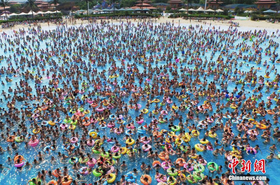 8月1日，民眾扎堆在南京湯山歡樂(lè)水魔方水上樂(lè)園戲水，享受“冰火兩重天”的涼爽和激情。連日來(lái)，中國(guó)大部分地區(qū)迎來(lái)高溫天氣。