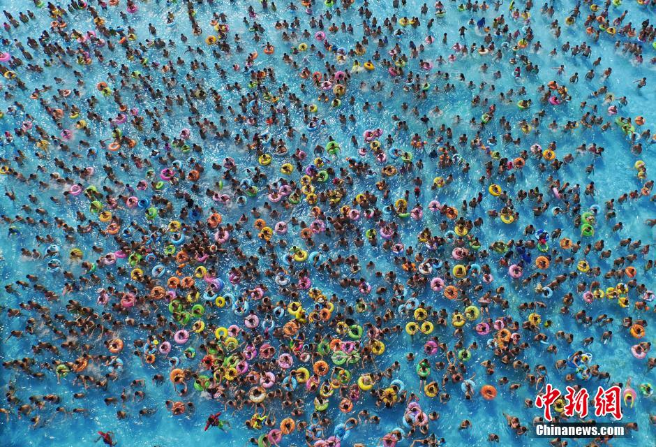 8月1日，民眾扎堆在南京湯山歡樂(lè)水魔方水上樂(lè)園戲水，享受“冰火兩重天”的涼爽和激情。連日來(lái)，中國(guó)大部分地區(qū)迎來(lái)高溫天氣。