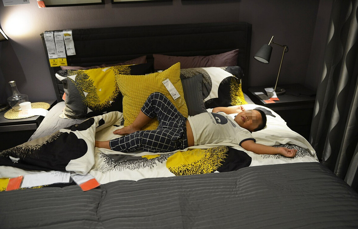 8月4日，杭州，“蹭涼族”在宜家杭州店的沙發(fā)或床鋪上休息。