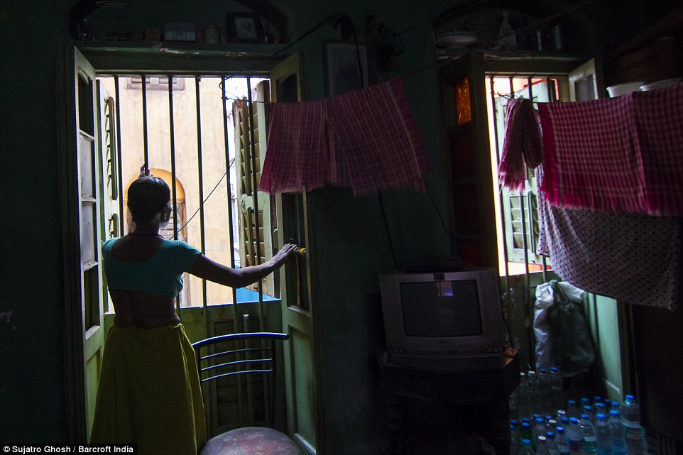 72歲的Maya Banarjee說：“我已經(jīng)太老了，但是我不會(huì)離開。”