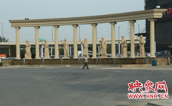 在這個(gè)“凱旋門(mén)”前是一處噴泉景觀(guān)。