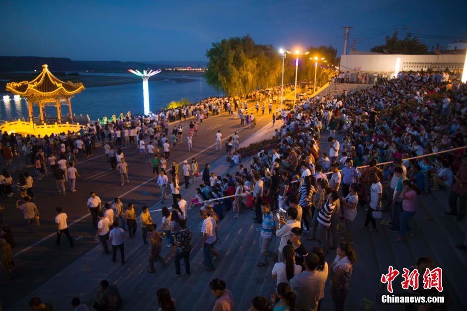 數(shù)萬民眾前來黃河邊觀看河燈。 張云 攝