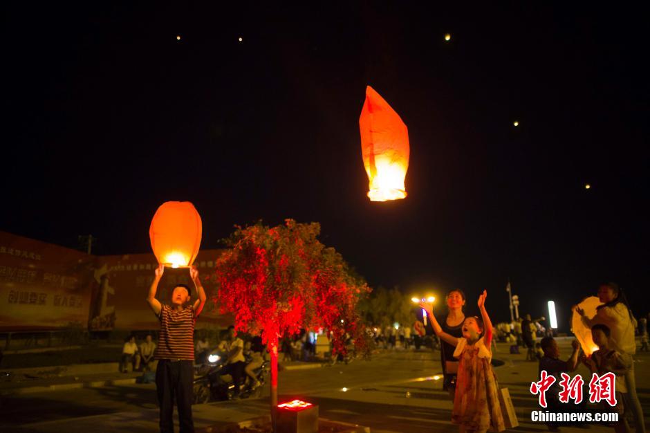 民眾燃起孔明燈助興。 張云 攝