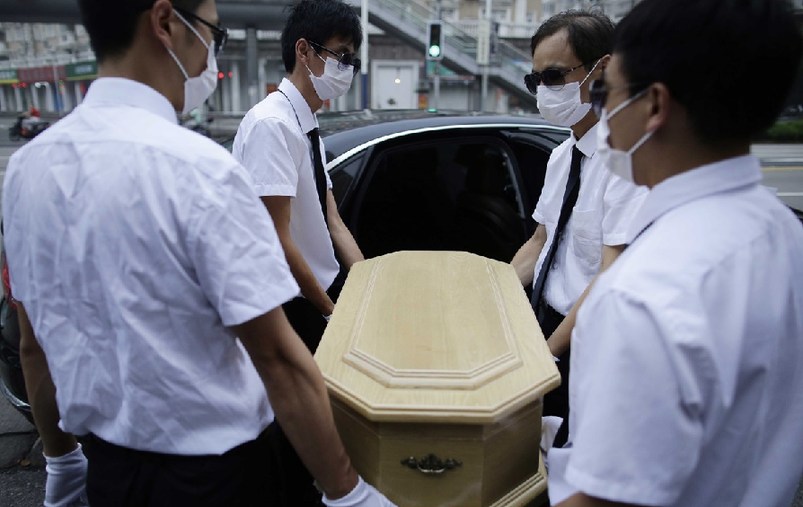 上海，花床、木棺、挽聯(lián)，在上海市閔行區(qū)一處私密的悼念室內(nèi)，一場小型追悼儀式正在舉行。