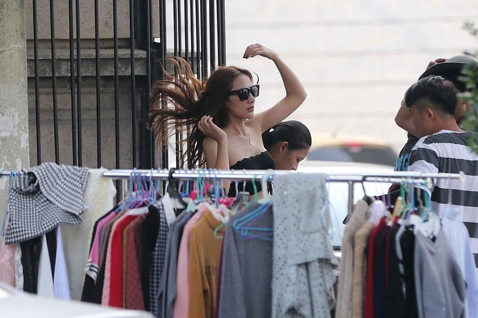 杭州街頭女模當(dāng)街更衣 市民批不雅 杭州街頭女模當(dāng)街更衣 市民批不雅