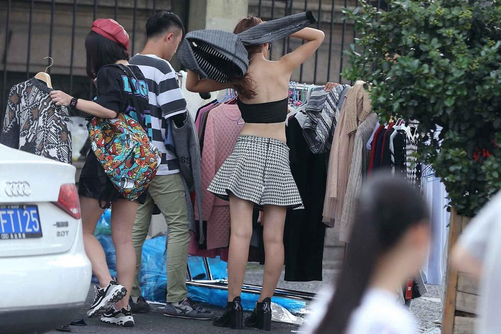 杭州街頭女模當(dāng)街更衣 市民批不雅 杭州街頭女模當(dāng)街更衣 市民批不雅