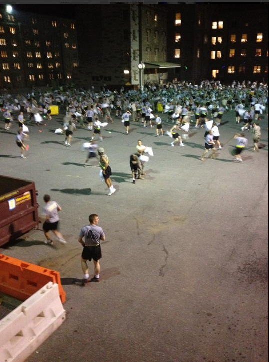 美國西點軍校枕頭大戰(zhàn)變“群架” 30名學(xué)員受傷 美國西點軍校枕頭大戰(zhàn)變“群架” 30名學(xué)員受傷