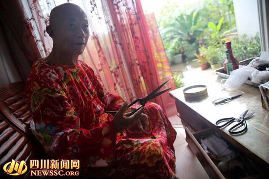 四川八旬老頭變"潮男" 上街穿長裙為自己代言