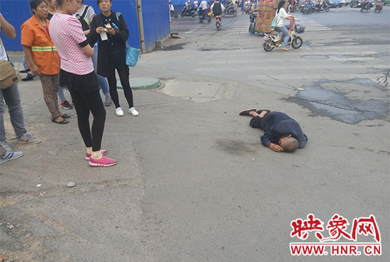 老人倒地后無人敢扶，過路市民拍照作證。