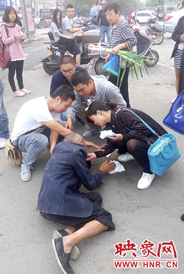 一些愛心市民在撥打了110和120后，上前給老人擦臉上的血跡。