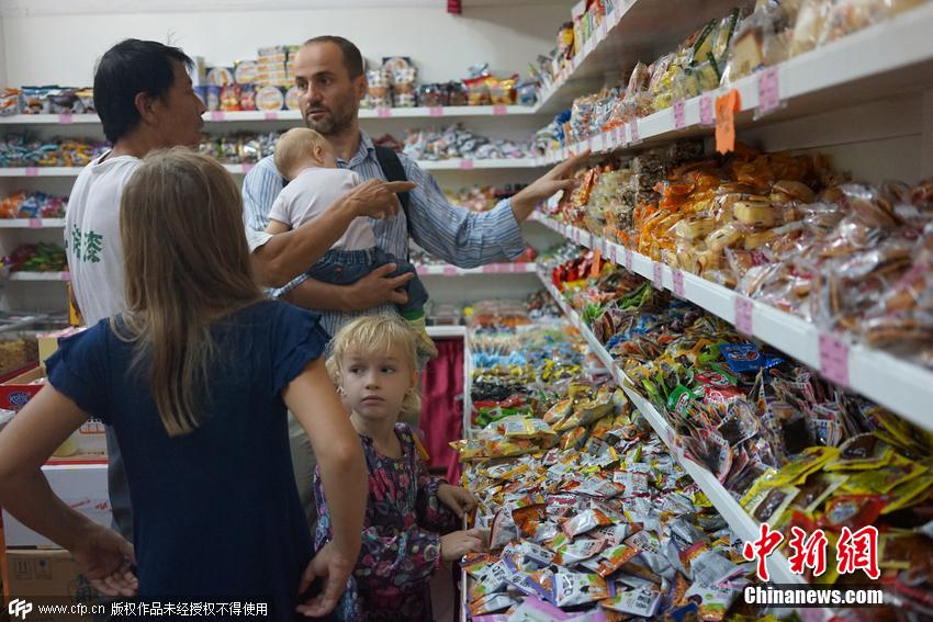 波蘭夫妻癡迷中國(guó)文化 帶著六個(gè)女兒來留學(xué)