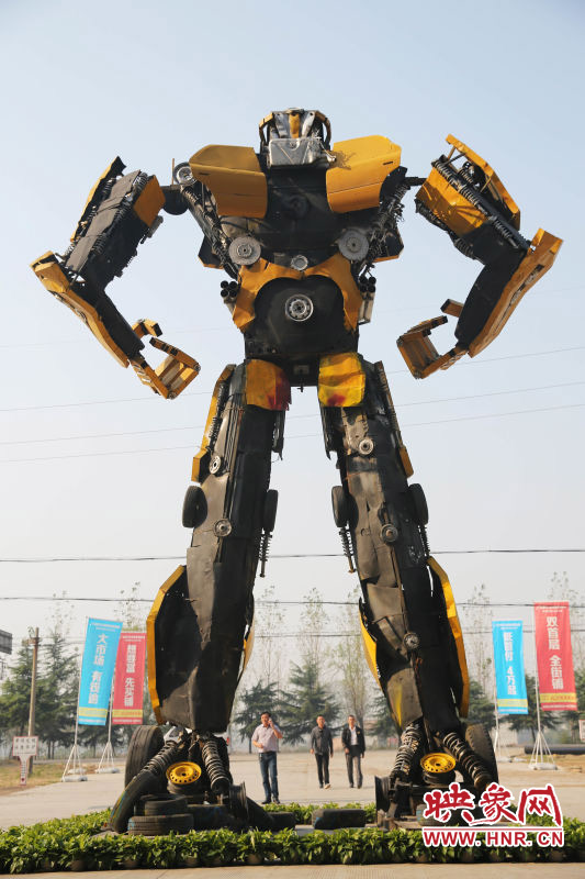 10月14日，一只高18米、寬8米的“變形金剛”矗立在河南省平頂山市寶豐縣一家企業(yè)門前。
