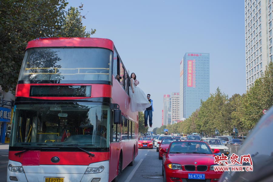 鄭州街頭現(xiàn)懸浮“婚禮” 呼吁摒棄物質追求純真愛情 鄭州街頭現(xiàn)懸浮“婚禮” 呼吁摒棄物質追求純真愛情