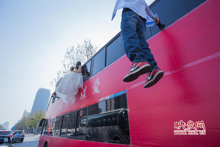 鄭州街頭現(xiàn)懸浮“婚禮” 呼吁摒棄物質追求純真愛情 鄭州街頭現(xiàn)懸浮“婚禮” 呼吁摒棄物質追求純真愛情