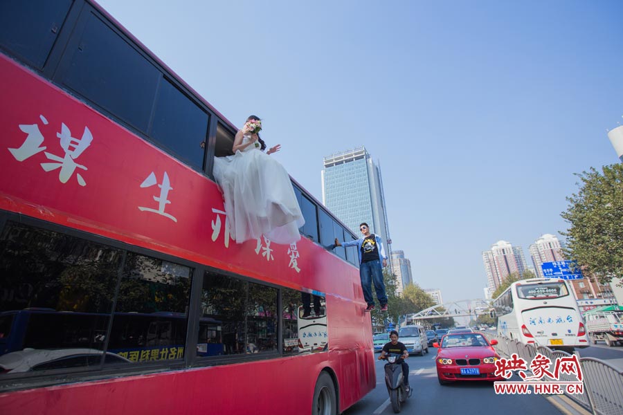 鄭州街頭現(xiàn)懸浮“婚禮” 呼吁摒棄物質追求純真愛情 鄭州街頭現(xiàn)懸浮“婚禮” 呼吁摒棄物質追求純真愛情