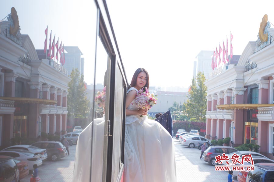鄭州街頭現(xiàn)懸浮“婚禮” 呼吁摒棄物質追求純真愛情 鄭州街頭現(xiàn)懸浮“婚禮” 呼吁摒棄物質追求純真愛情