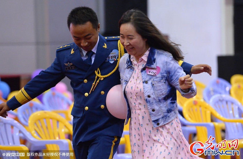 湖北武漢，“嫁人就嫁解放軍”，每年一屆的武漢軍旅姻緣會17日在駐漢空軍某指揮所文化活動中心舉行