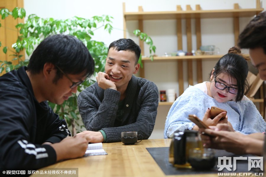 網(wǎng)絡紅人葉良辰現(xiàn)身浙江臺州，接受記者的專訪。