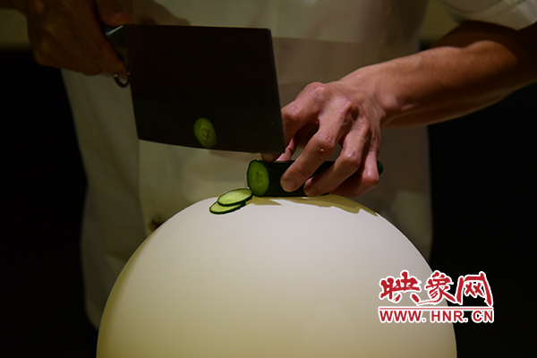 在面團氣球上切菜。