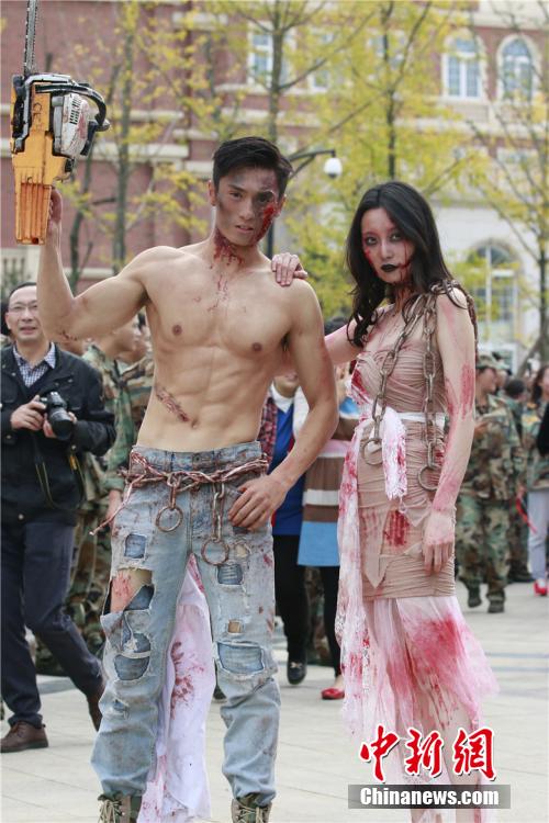 男神教師扮“鬼”學(xué)生稱其為“史上顏值最高男鬼”。何浠 攝