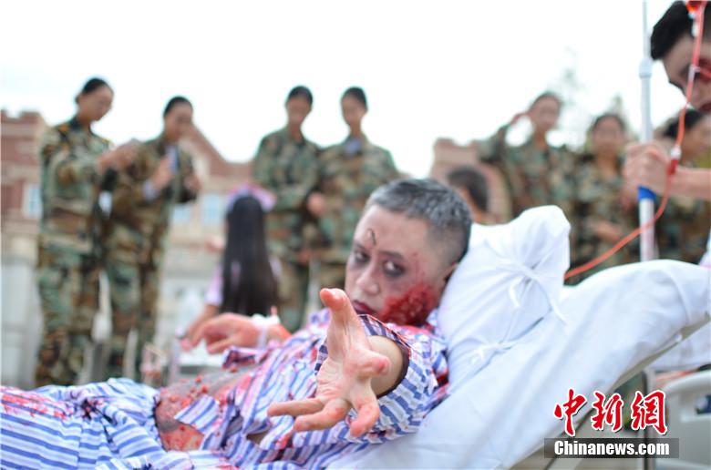 該校院長也參與其中，與學(xué)生共同嗨翻校園。 何浠 攝