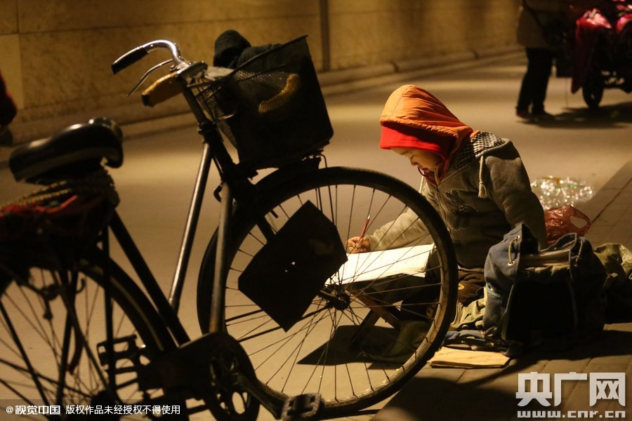 他的父母說，晚上回去晚，孩子的作業(yè)都是在這寫，做小生意不容易，孩子還陪著遭罪，經(jīng)常還有城管攆著不讓在這賣。