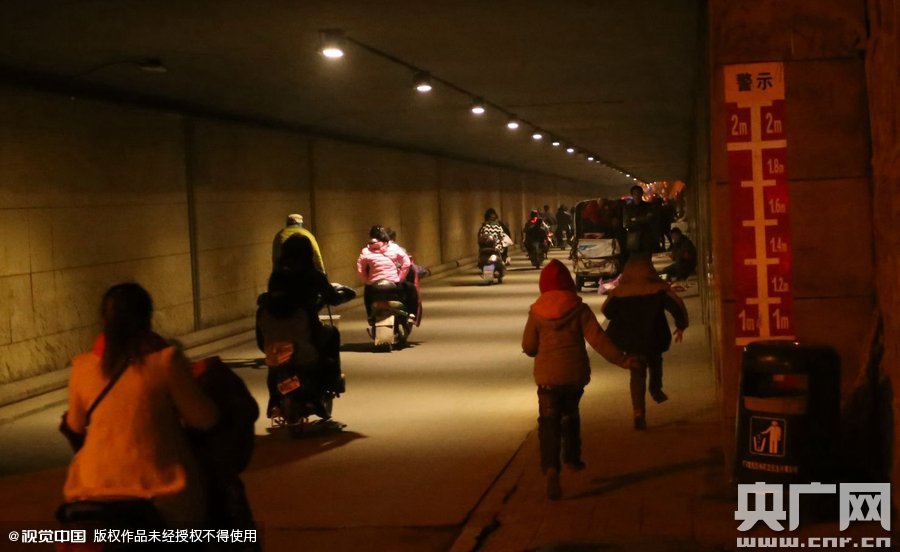 寫完作業(yè)，小一航與鄰居的小伙伴在大橋下玩耍。