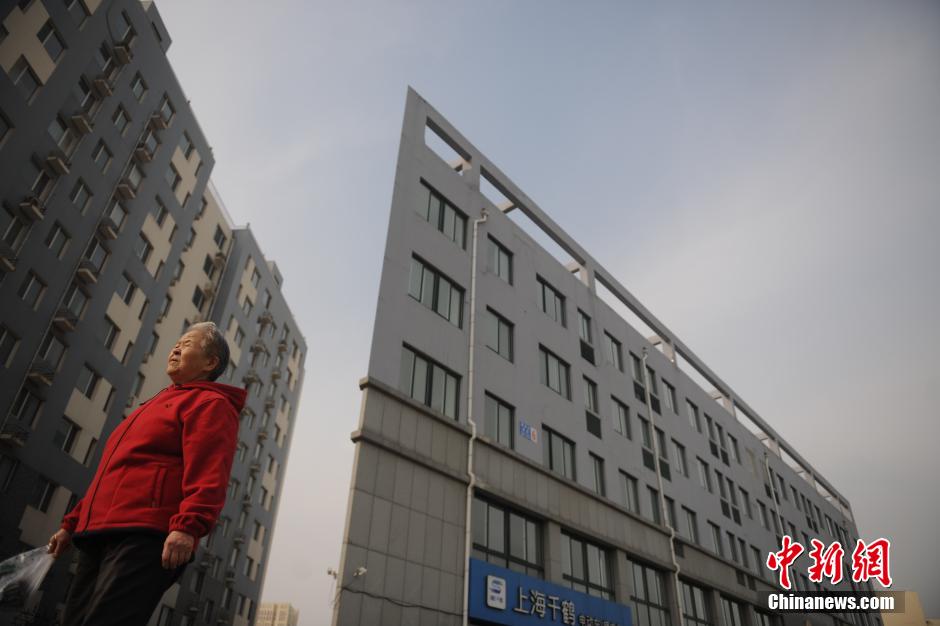 濟南一高樓酷似“紙片樓” 濟南一高樓酷似“紙片樓”