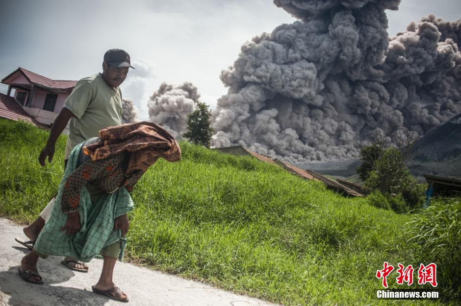 印尼錫納朋火山猛烈噴發(fā) 印尼錫納朋火山猛烈噴發(fā)