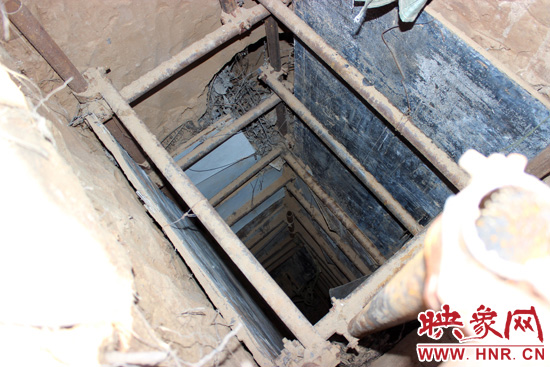 走上叔齊墓的頂端，可以清晰看到兩個(gè)沒(méi)有填土的坑洞，洞內(nèi)的四周從上往下放置著腳手架，深不見(jiàn)底。