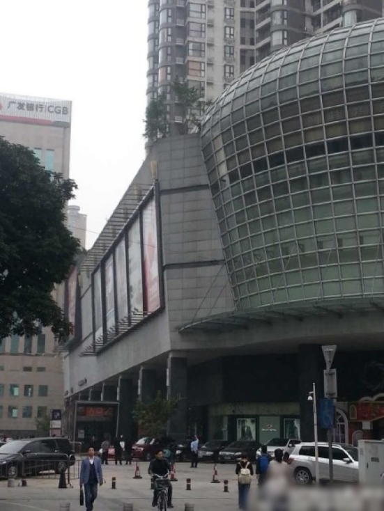 一輛停在停車(chē)位上的寶馬轎車(chē)，被墜落的樹(shù)枝砸中，樹(shù)枝徑直插入車(chē)內(nèi)，現(xiàn)場(chǎng)引發(fā)不少市民圍觀拍照。