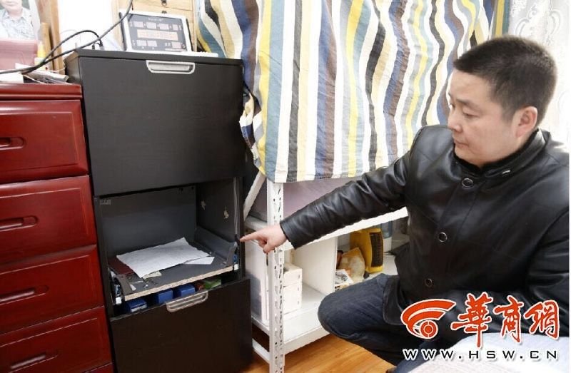 西安一小偷將保險(xiǎn)箱包在被子里離開 過(guò)程僅15分鐘