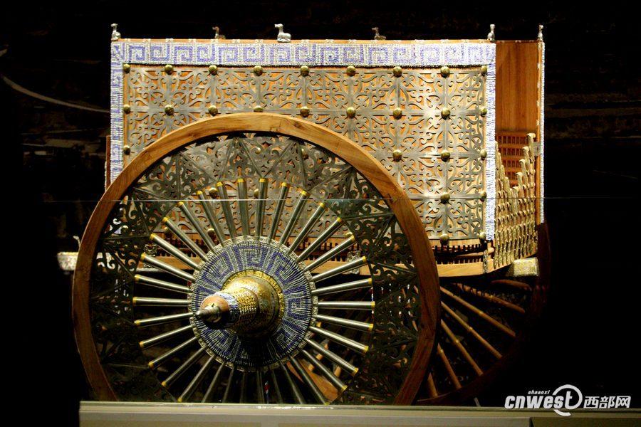 1月7日，甘肅省考古研究所所長王輝向人們介紹花了200萬元復制的禮儀車輛。