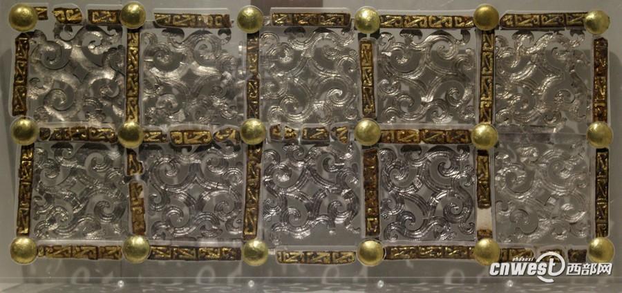 出土的車廂側板裝飾物。