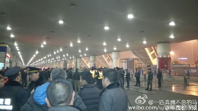 據(jù)現(xiàn)場(chǎng)網(wǎng)友表示：交警和出租車司機(jī)吵了起來(lái)。