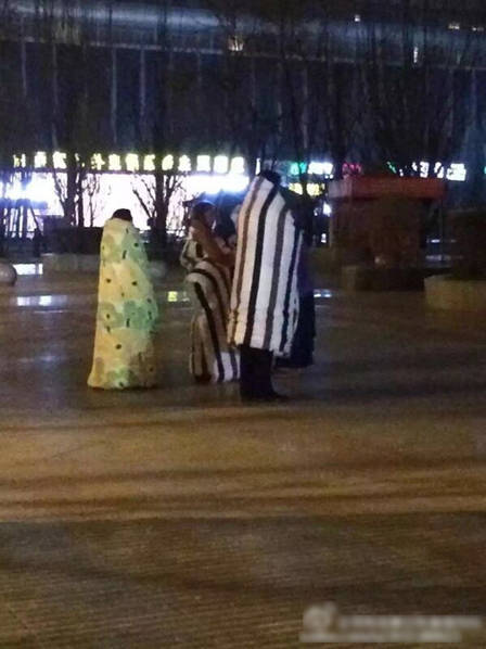 青海門源6.4級(jí)地震 市民攬被子避震 青海門源6.4級(jí)地震 市民攬被子避震