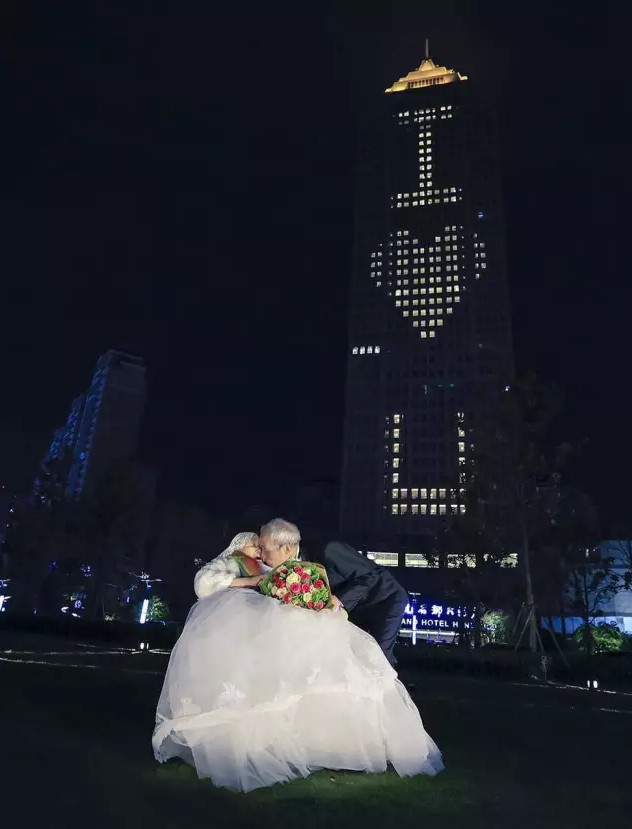 情人節(jié)最溫暖告白！84歲老人包下整樓示愛老伴