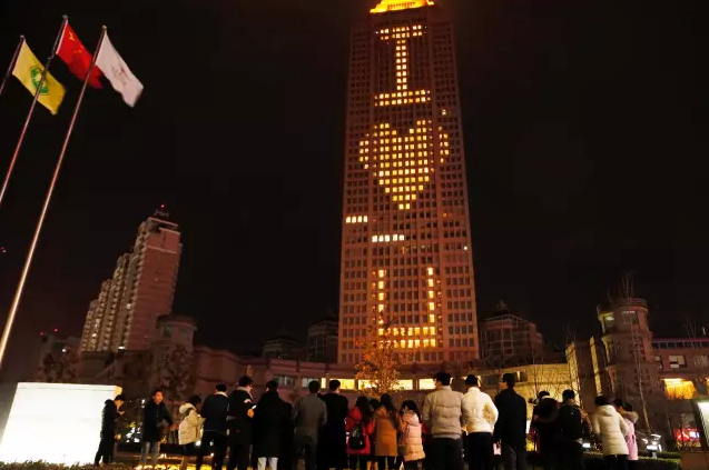 情人節(jié)最溫暖告白！84歲老人包下整樓示愛老伴