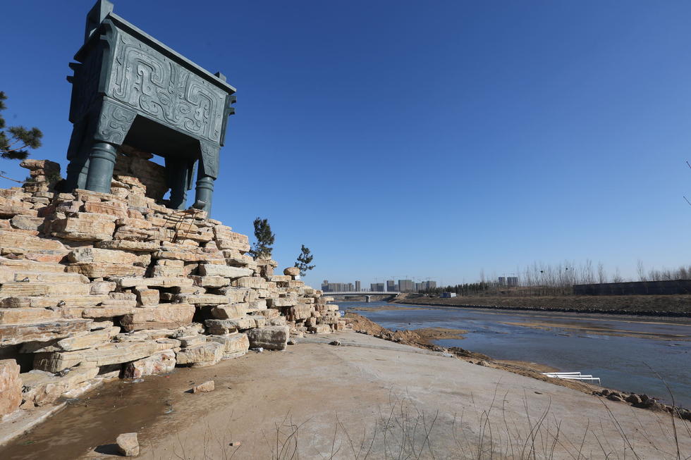 鄭州河邊建十米高銅鼎無防護(hù) 網(wǎng)友:不怕淹了？