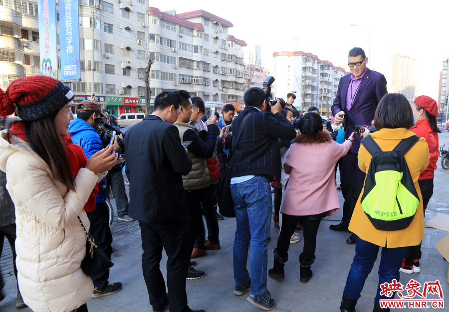 “亞洲第一巨人”張歡身高2.38米，在人群中非常出眾。