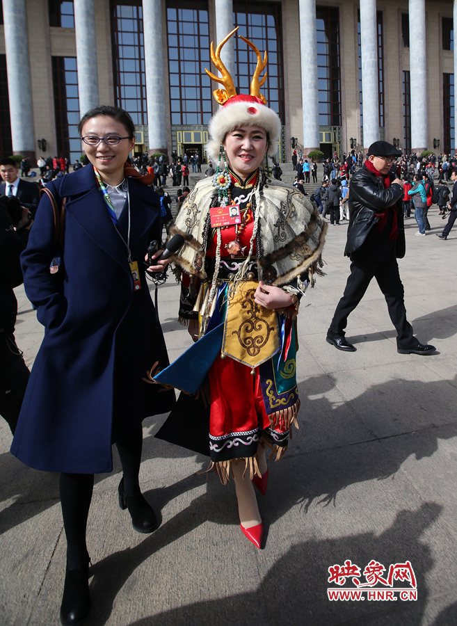 這位黑龍江代表團的人大代表，頭上高高的頭飾相當(dāng)搶眼