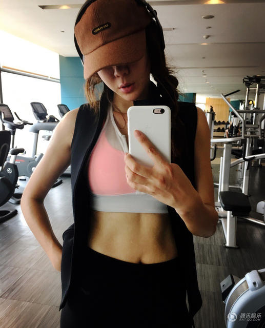 周韋彤曬出性感健身照。