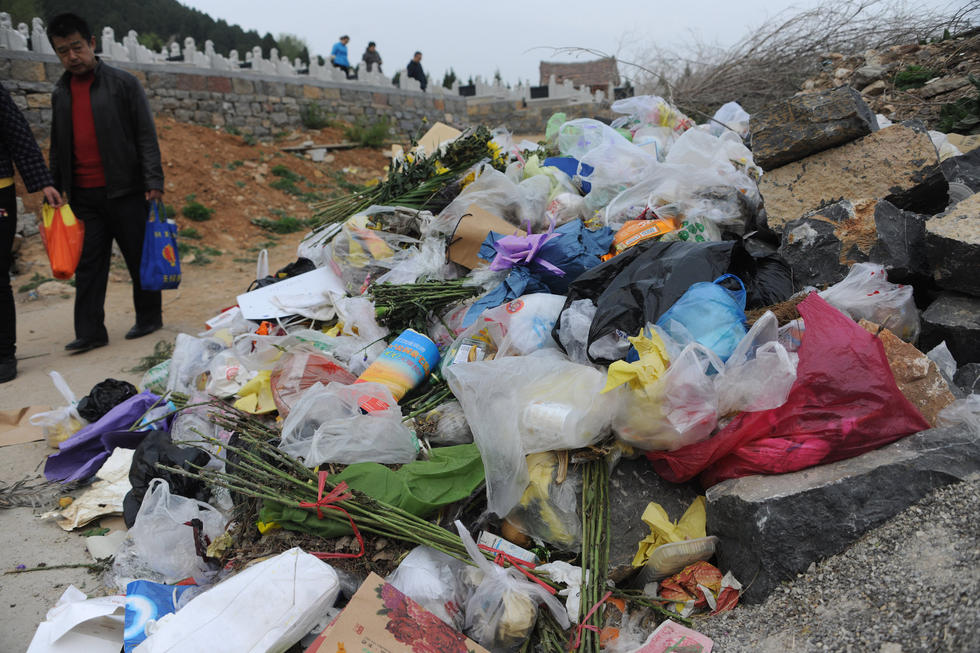 濟(jì)南公墓垃圾堆積如山 工人每天背4000斤 濟(jì)南公墓垃圾堆積如山 工人每天背4000斤