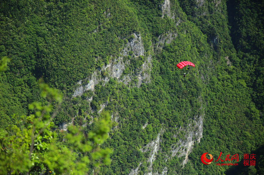 28日，2016世界低空跳傘大賽在重慶云陽龍缸景區(qū)正式開賽。圖為選手角逐中。劉政寧 攝