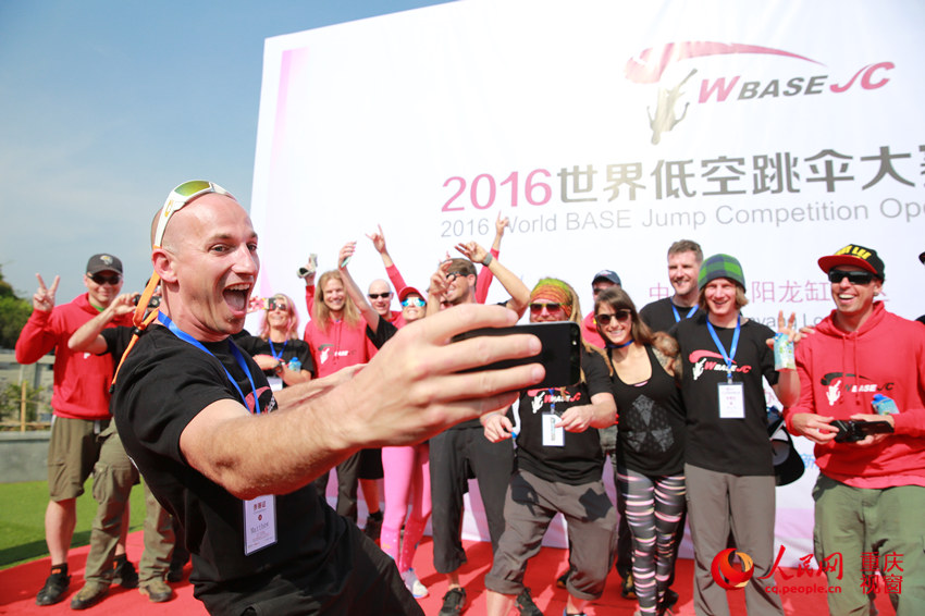 28日，2016世界低空跳傘大賽在重慶云陽龍缸景區(qū)正式開賽。圖為選手角逐中。劉政寧 攝