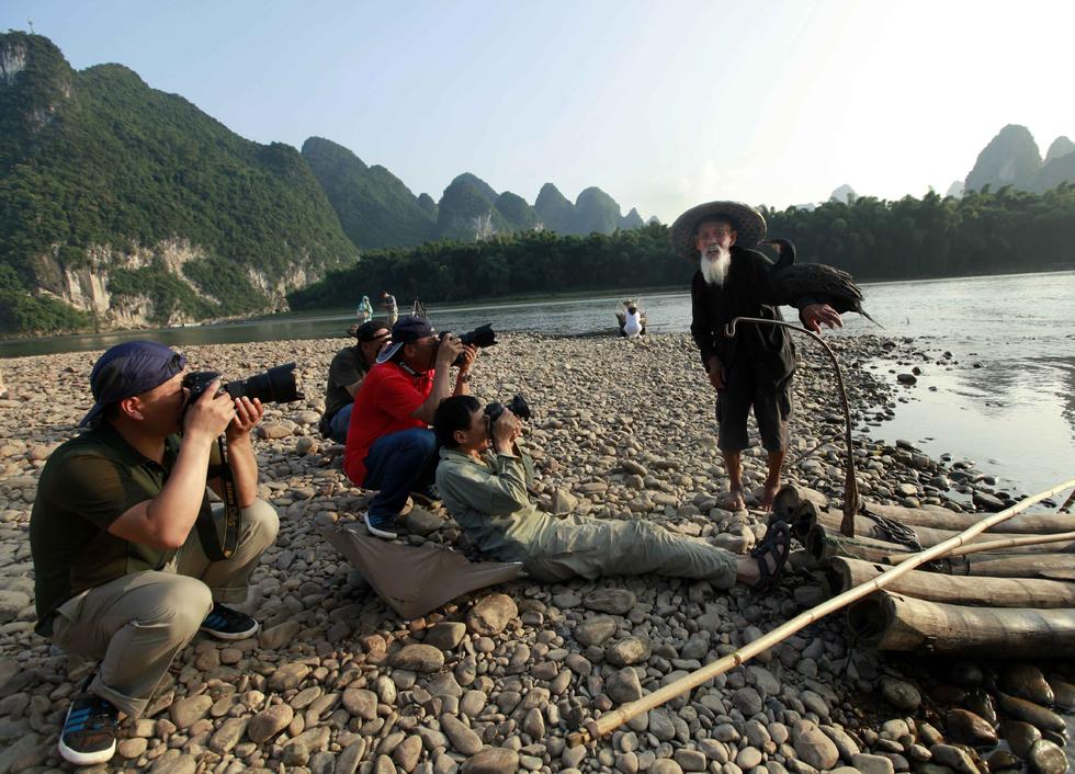 桂林八旬“漁翁兄弟”供人拍照走紅 美奐似大片 桂林八旬“漁翁兄弟”供人拍照走紅 美奐似大片