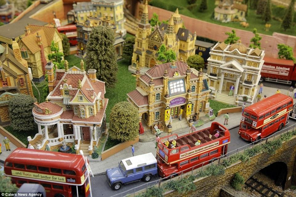 英國老人20年打造300平米“火車樂園” 耗資25萬英鎊 英國老人20年打造300平米“火車樂園” 耗資25萬英鎊