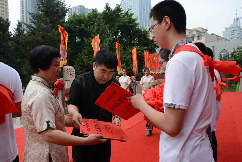 吉林高考狀元走紅毯過(guò)狀元橋拜孔子領(lǐng)獎(jiǎng)金 吉林高考狀元走紅毯過(guò)狀元橋拜孔子領(lǐng)獎(jiǎng)金